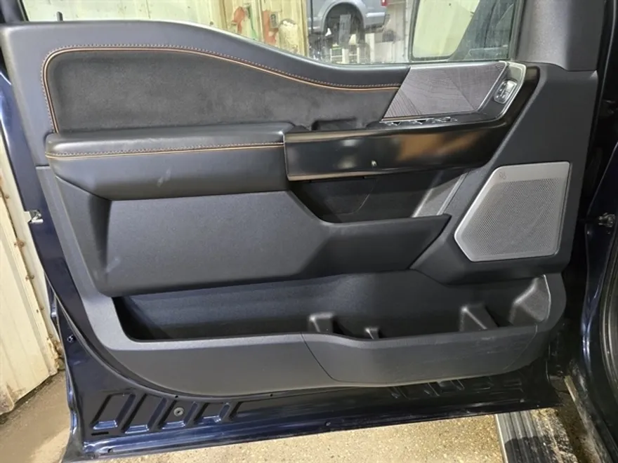 2023 Ford F-150 Platinum photo 1