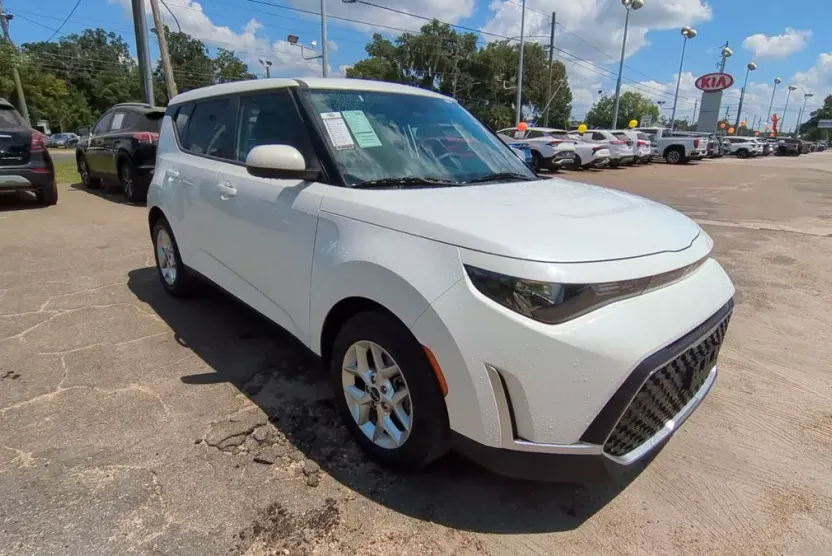 2024 Kia Soul LX photo 1