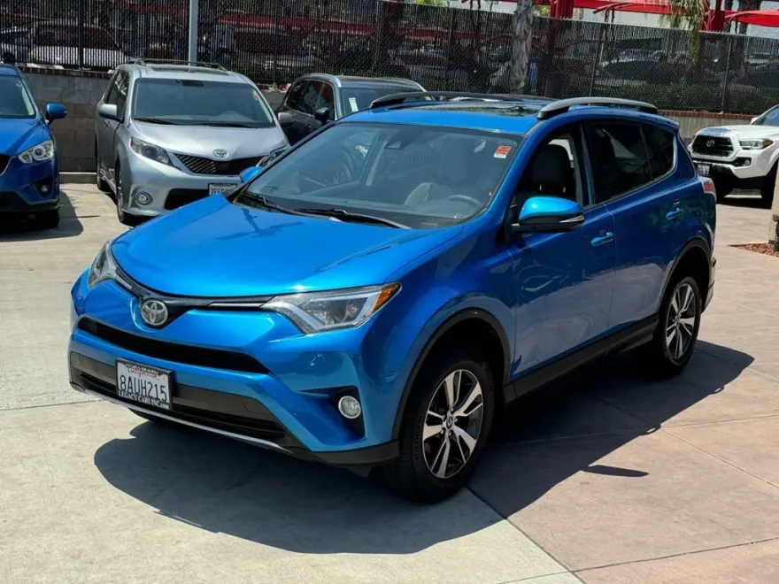 2017 Toyota RAV4 XLE photo 1