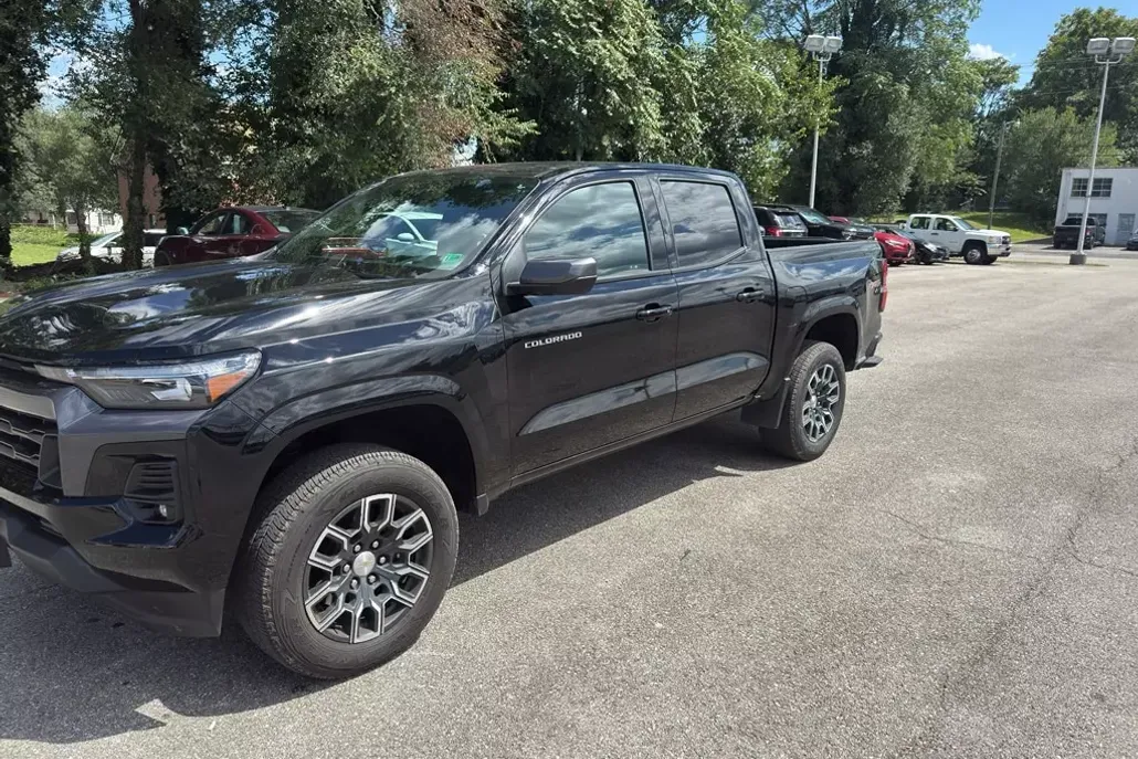 2024 Chevrolet Colorado LT photo 1