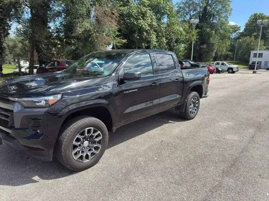 2024 Chevrolet Colorado LT photo 1