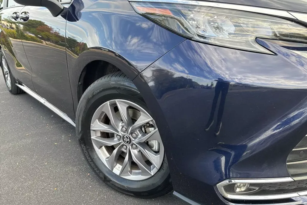 2024 Toyota Sienna XLE photo 1