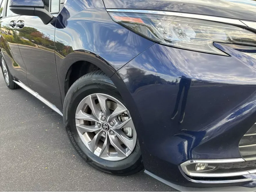2024 Toyota Sienna XLE photo 1