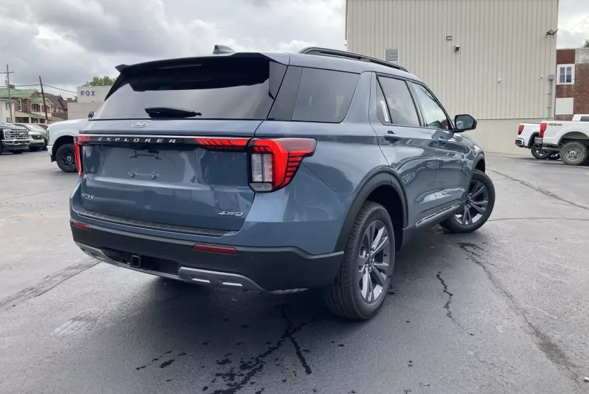 2025 Ford Explorer photo 1