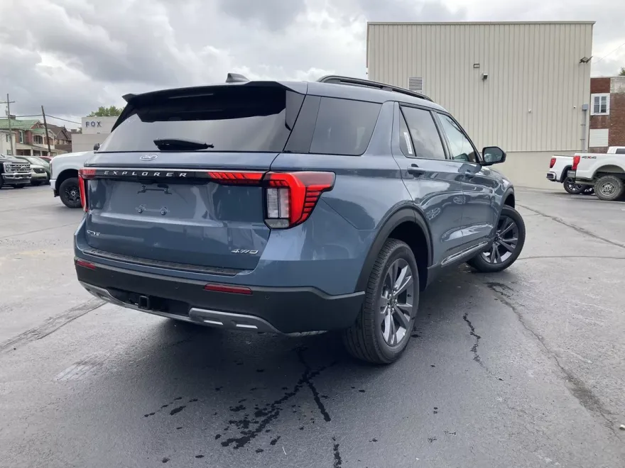 2025 Ford Explorer photo 1
