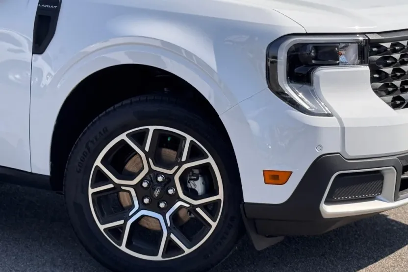2025 Ford Maverick Lariat photo 1