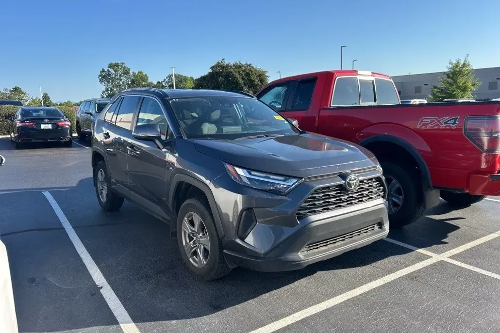 2024 Toyota RAV4 XLE photo 1