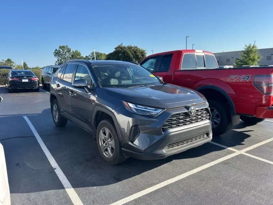2024 Toyota RAV4 XLE photo 1