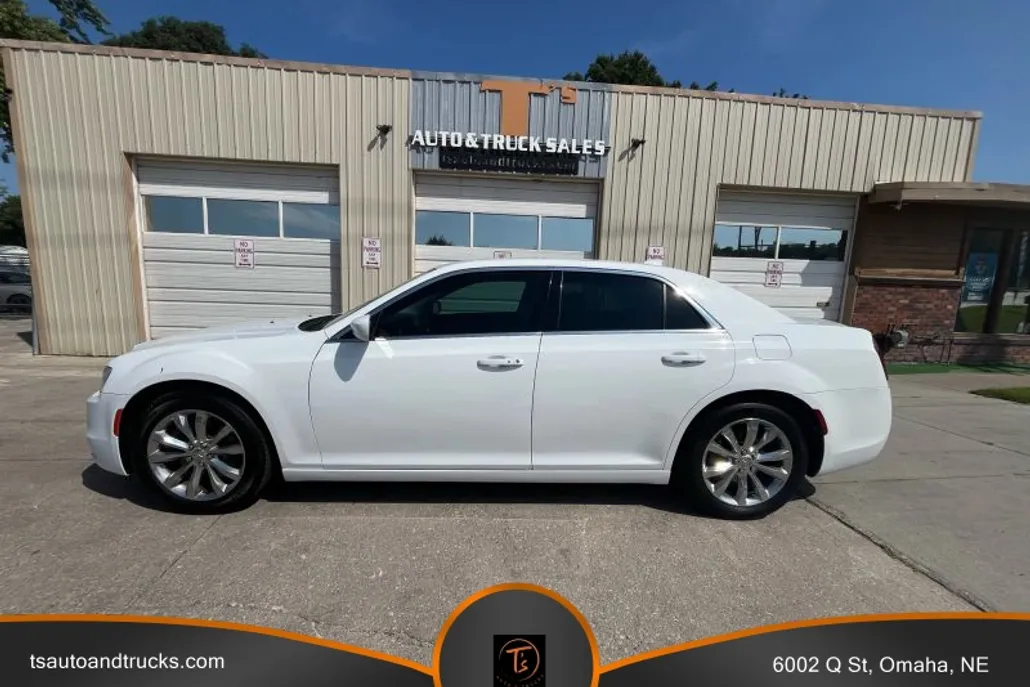 2016 Chrysler 300 Limited photo 1