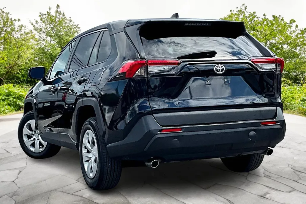 2023 Toyota RAV4 LE photo 1