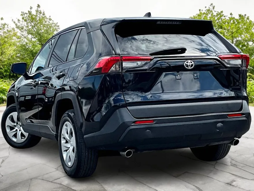 2023 Toyota RAV4 LE photo 1