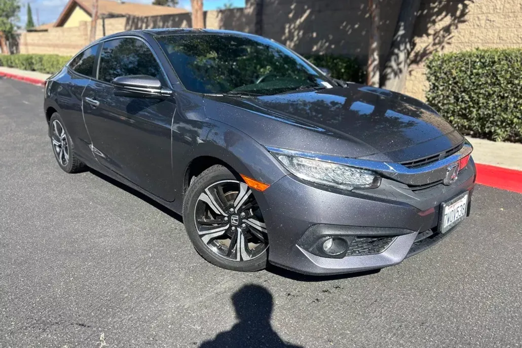 2017 Honda Civic Touring photo 1