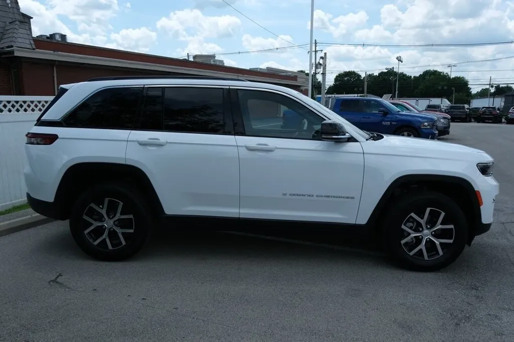 2024 Jeep Grand Cherokee Limited photo 1