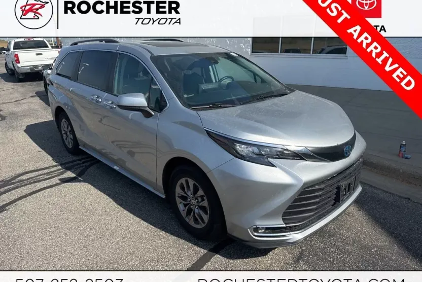 2024 Toyota Sienna XLE photo 1