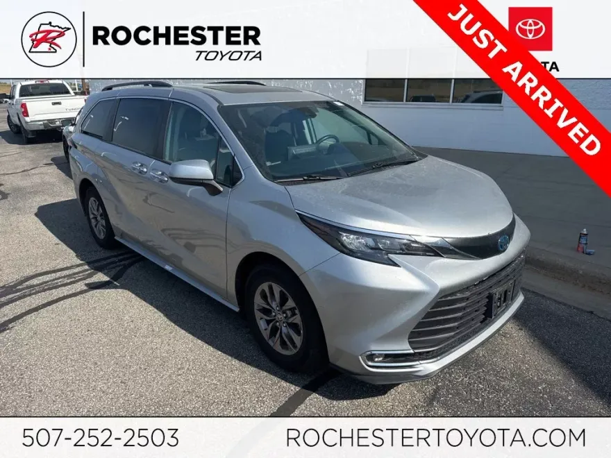 2024 Toyota Sienna XLE photo 1