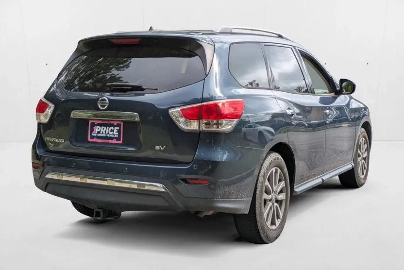 2015 Nissan Pathfinder SV photo 1