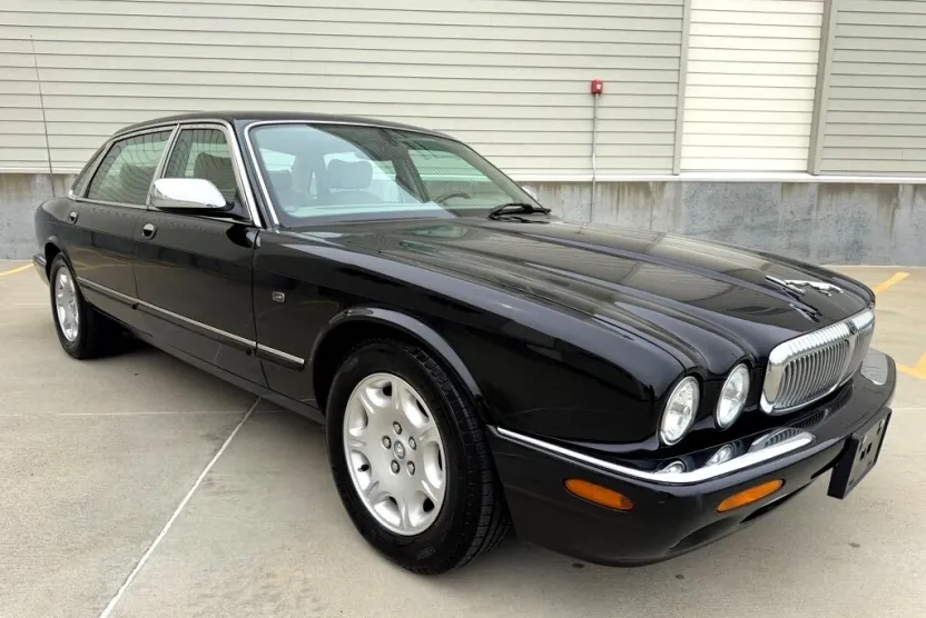 2003 Jaguar XJ Vanden Plas photo 1