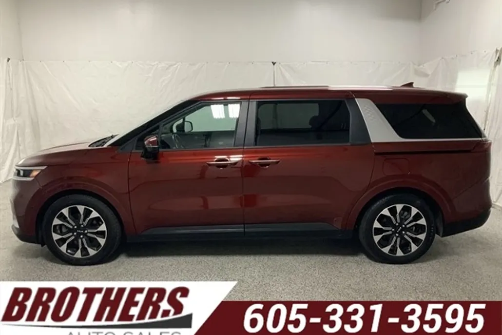 2022 Kia Carnival EX photo 1