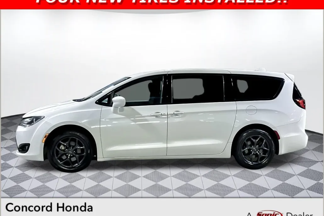 2018 Chrysler Pacifica Touring Plus photo 1