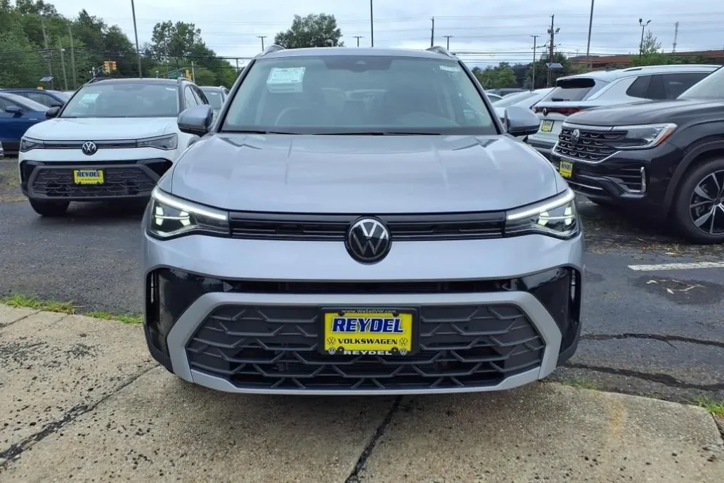 2025 Volkswagen Taos SE photo 1