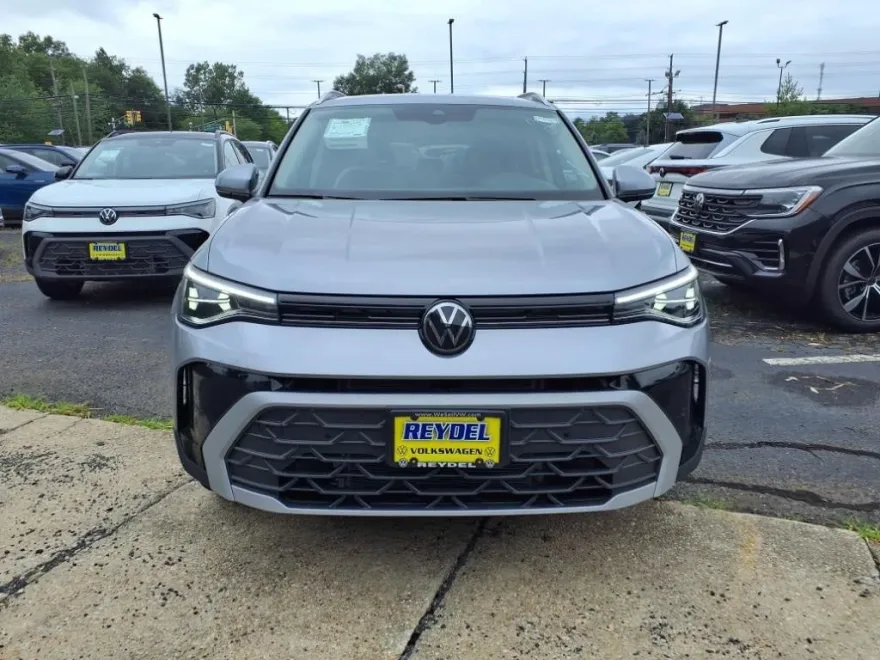 2025 Volkswagen Taos SE photo 1