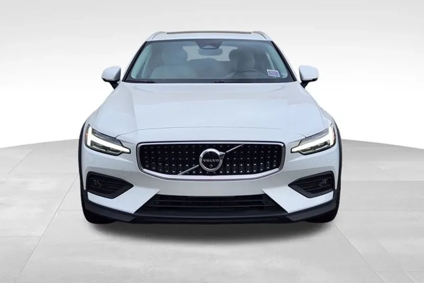 2024 Volvo V60 Cross Country B5 Plus photo 1