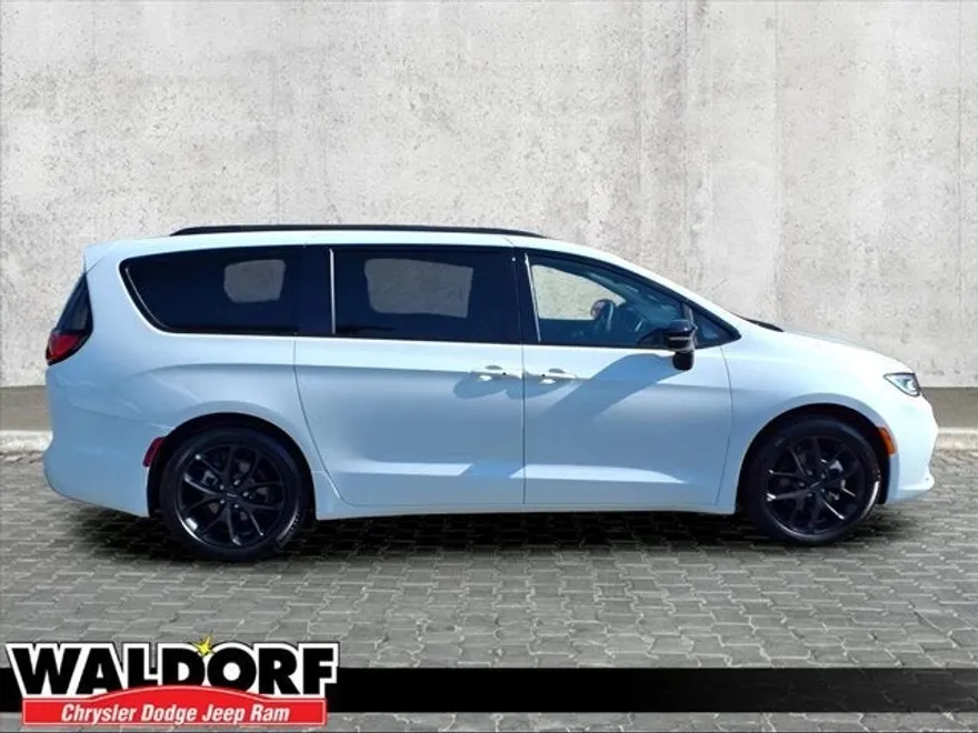 2025 Chrysler Pacifica Limited photo 1