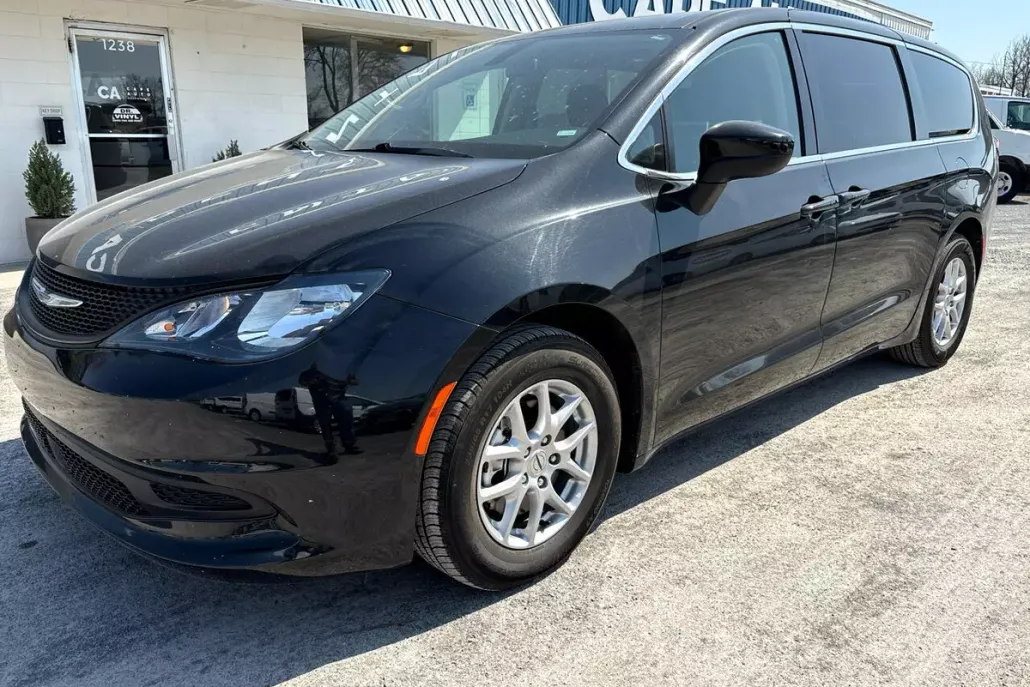 2022 Chrysler Voyager LX photo 1