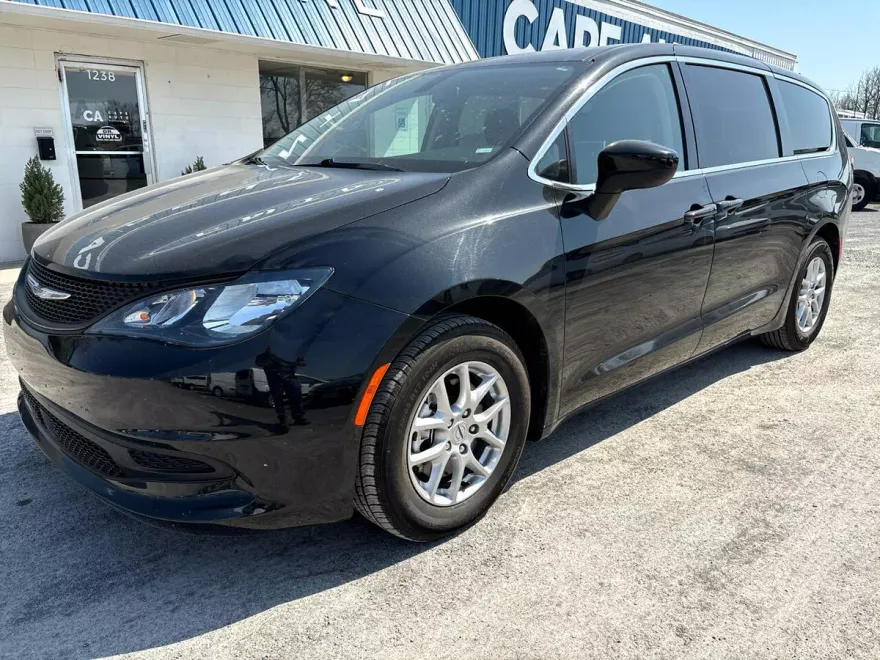 2022 Chrysler Voyager LX photo 1