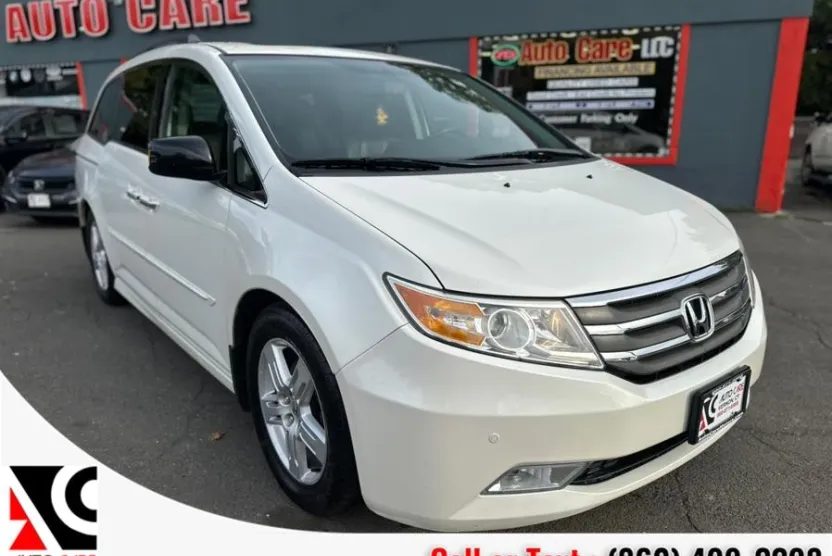 2013 Honda Odyssey Touring photo 1