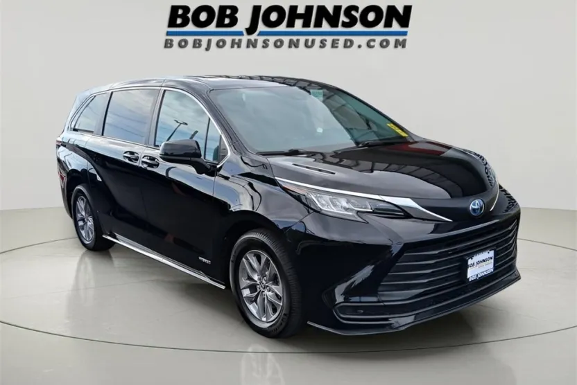 2021 Toyota Sienna LE photo 1