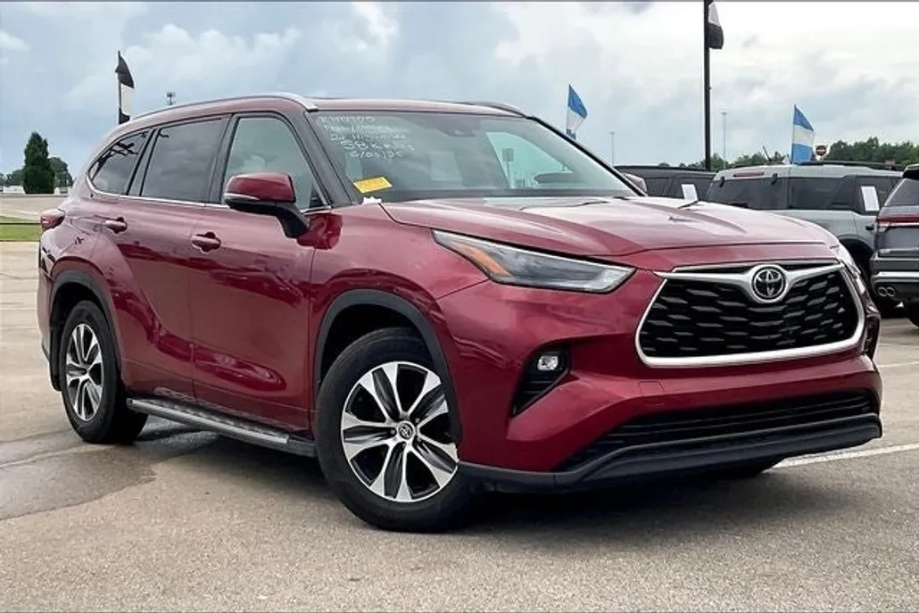 2022 Toyota Highlander XLE photo 1