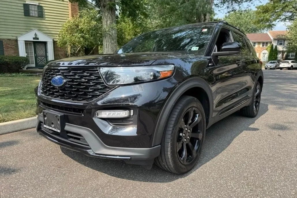 2022 Ford Explorer ST-Line photo 1