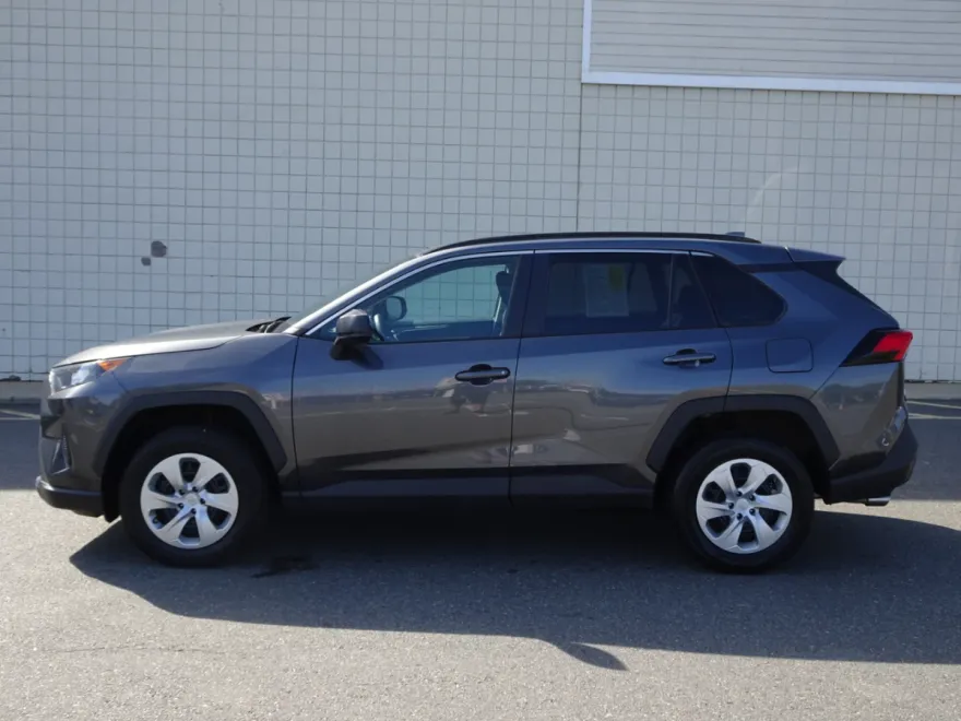 2019 Toyota RAV4 LE photo 1