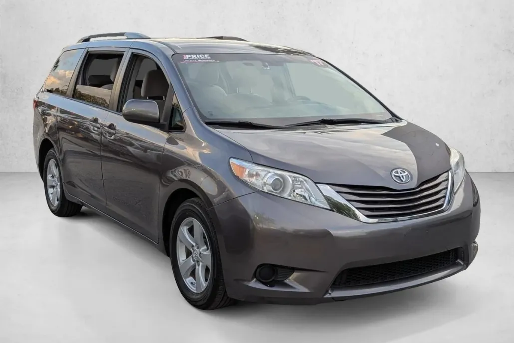 2017 Toyota Sienna LE photo 1