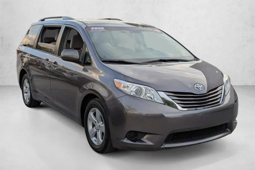 2017 Toyota Sienna LE photo 1