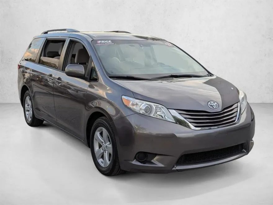 2017 Toyota Sienna LE photo 1