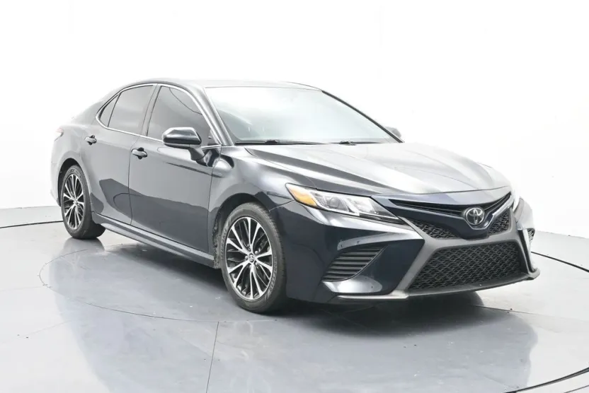 2020 Toyota Camry SE photo 1