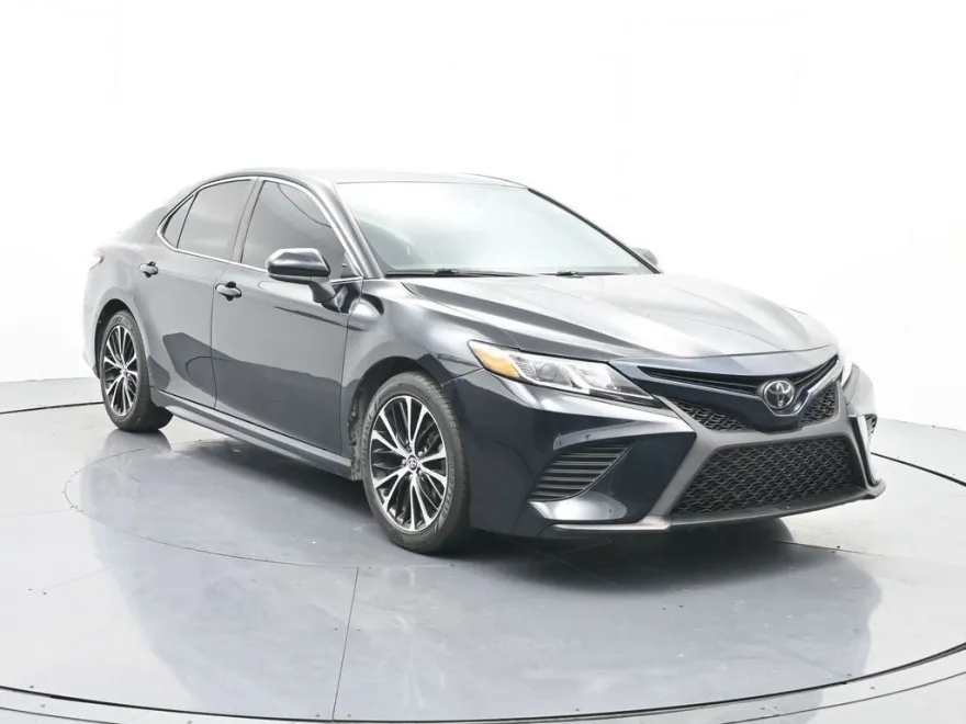 2020 Toyota Camry SE photo 1