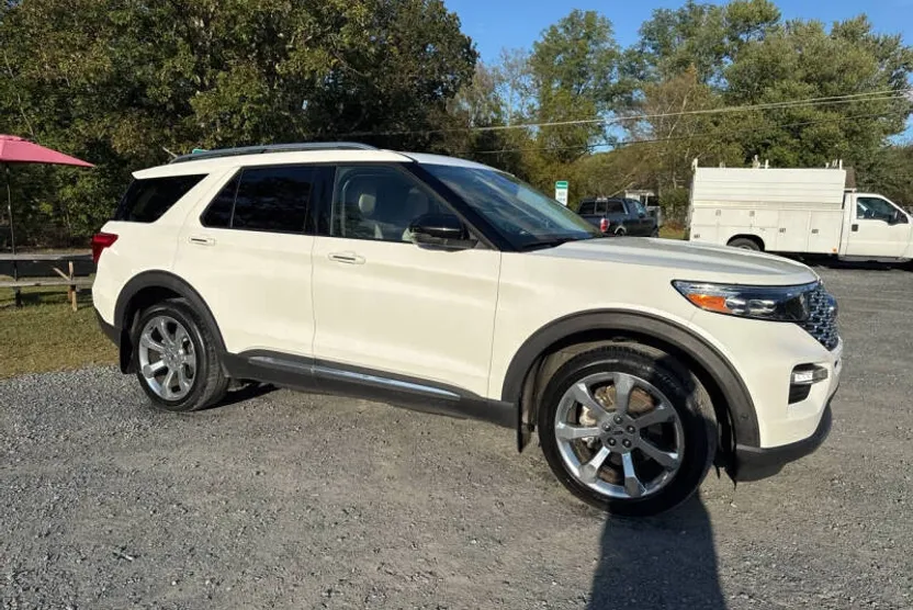 2020 Ford Explorer Platinum photo 1
