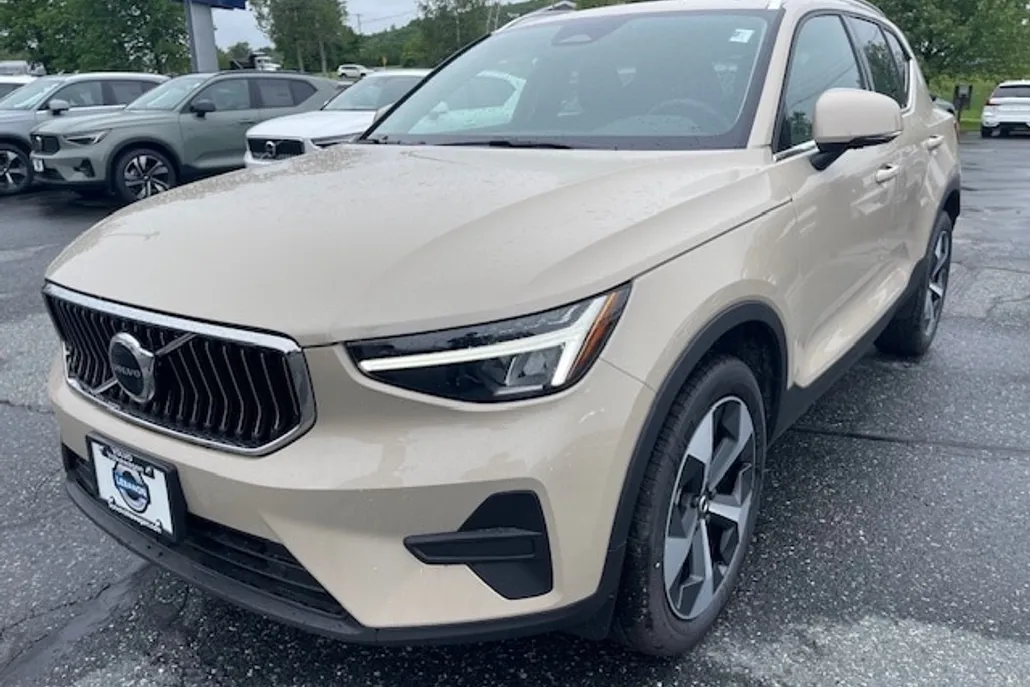 2025 Volvo XC40 Core photo 1