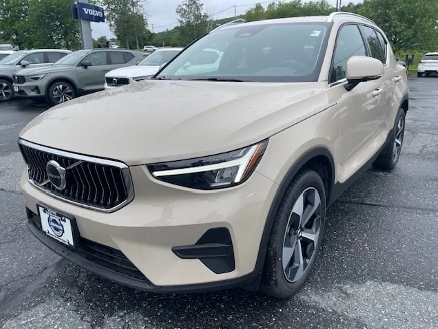 2025 Volvo XC40 Core photo 1