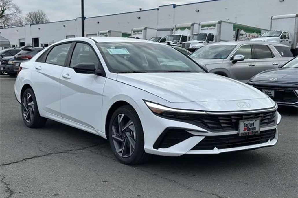2025 Hyundai Elantra SEL Sport photo 1