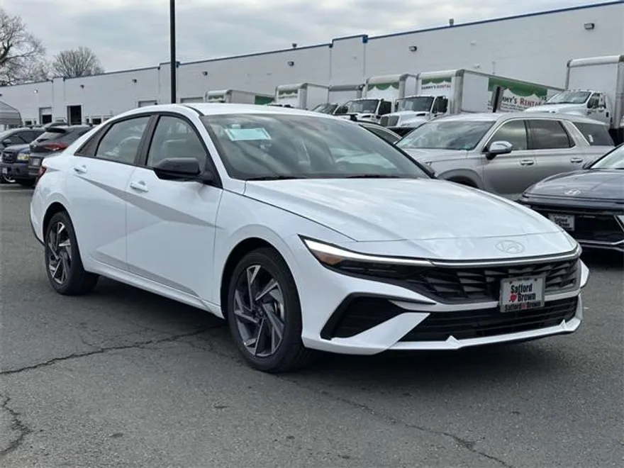 2025 Hyundai Elantra SEL Sport photo 1
