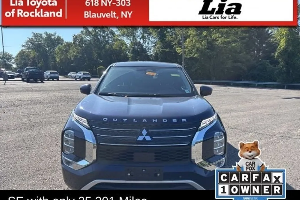 2023 Mitsubishi Outlander SE photo 1