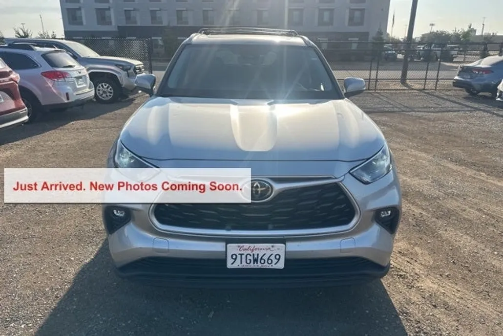 2023 Toyota Highlander XLE photo 1