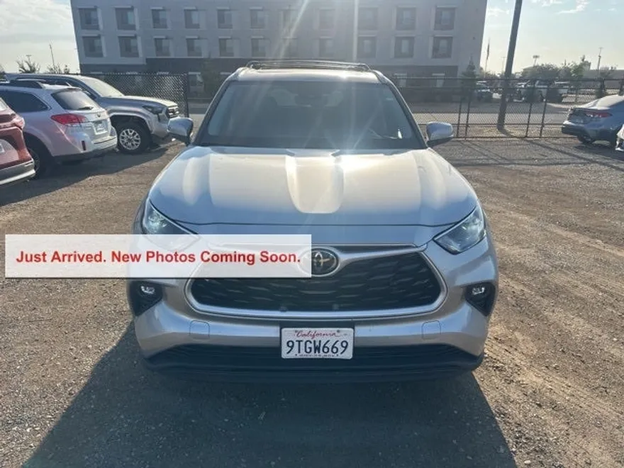 2023 Toyota Highlander XLE photo 1
