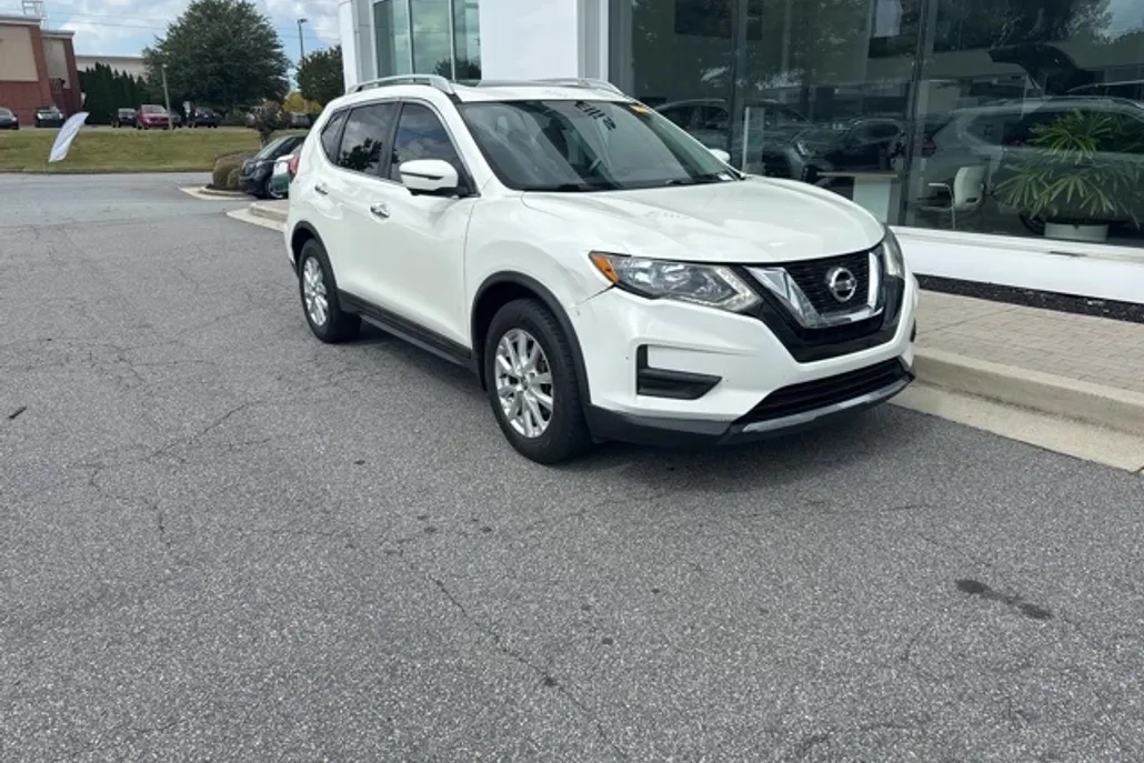 2017 Nissan Rogue SV photo 1