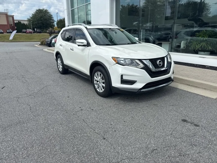 2017 Nissan Rogue SV photo 1