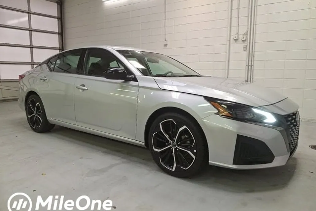 2024 Nissan Altima 2.5 SR photo 1